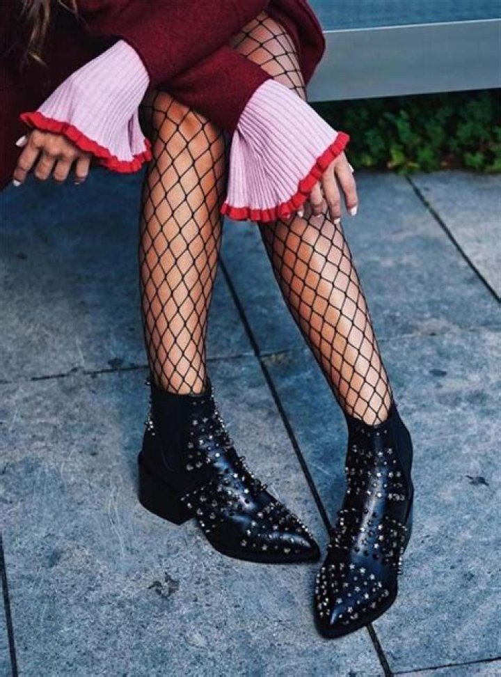 Are fishnets 90s?