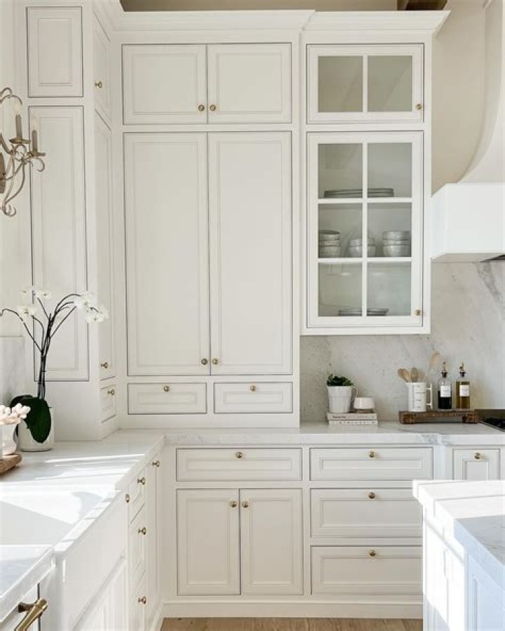 Are white cabinets still in 2022?