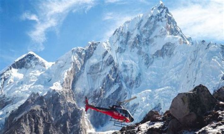 Can a helicopter land on the top of Mount Everest?