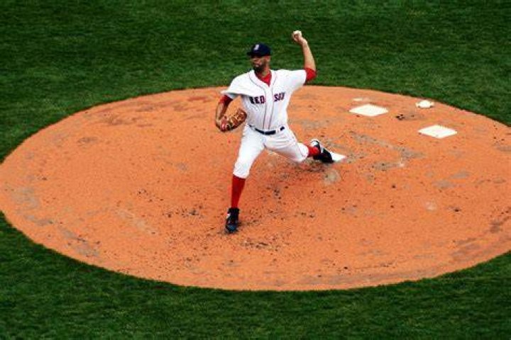 Can a pitcher change throwing arms?