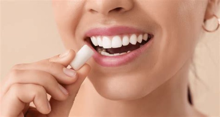 Can chewing gum clean teeth?