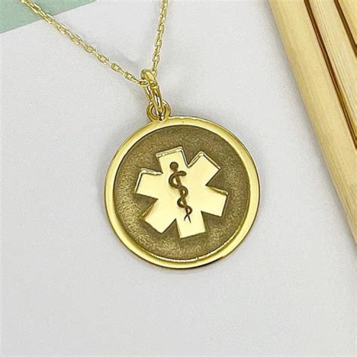 Can doctors wear necklaces?