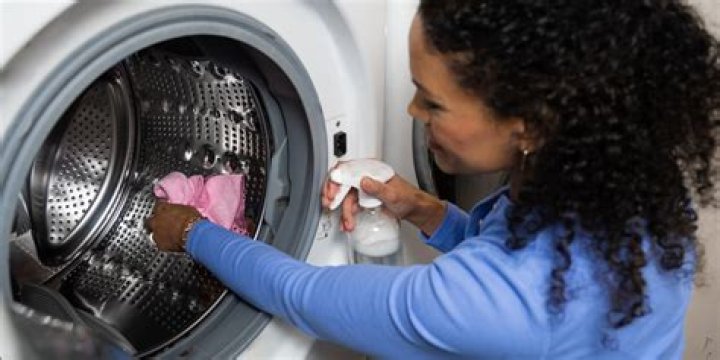 Can I put vinegar in my washing machine with clothes?