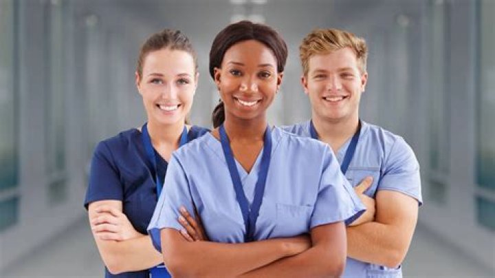 Can medical students have nails?