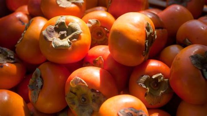 Can you eat persimmon skin?