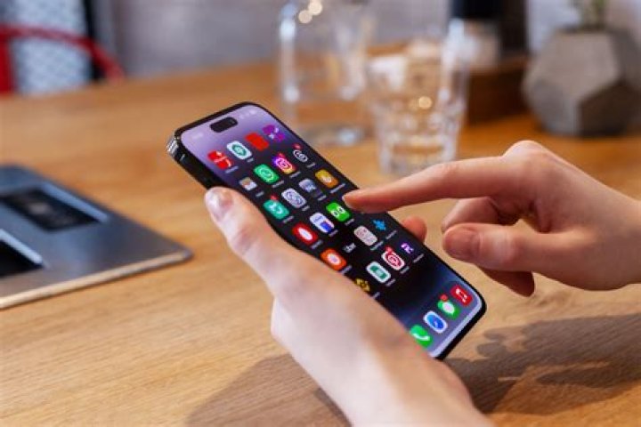 Can you go blind from using your phone in the dark?