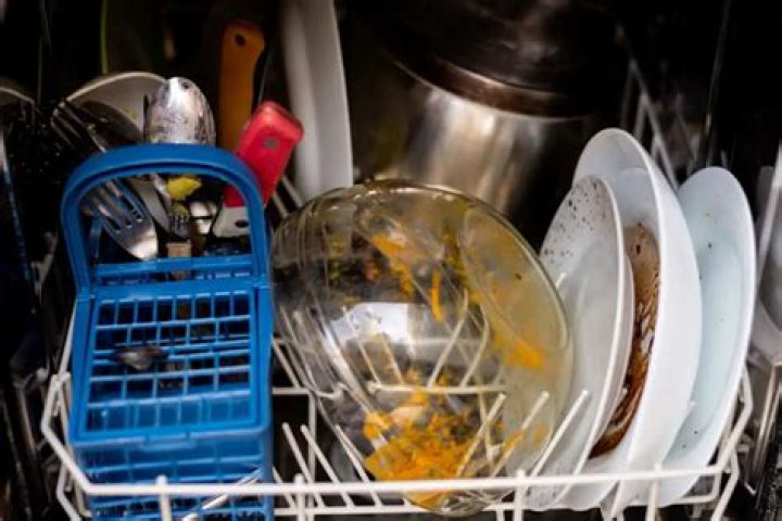 Can you leave dirty dishes in the dishwasher overnight?