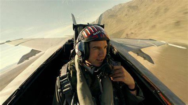 Did Tom Cruise actually fly in Top Gun 2?