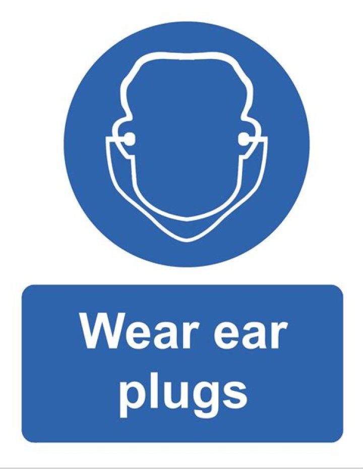 Do free divers wear ear plugs?