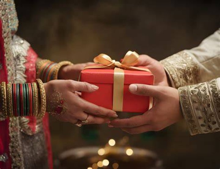 Do parents of groom give wedding gift?