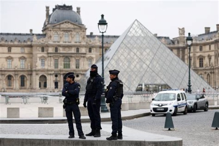 Do people get robbed in Paris?