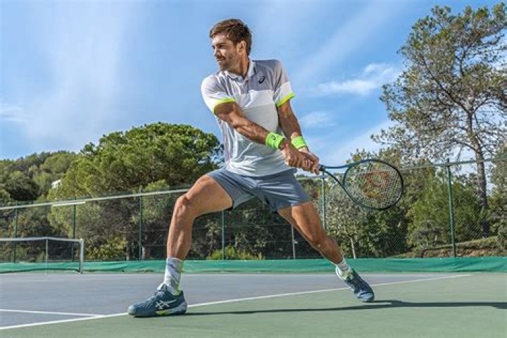 Do tennis players fly commercial?