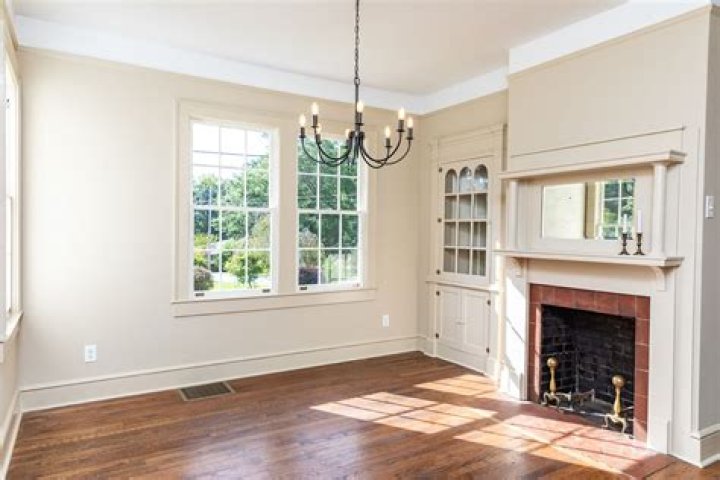 Do white walls sell a house?