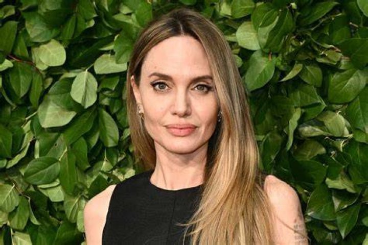 Does Angelina Jolie have hair extensions?