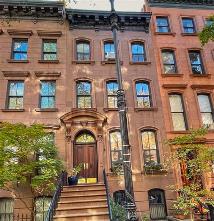 Does anyone live in Carrie Bradshaws apartment?