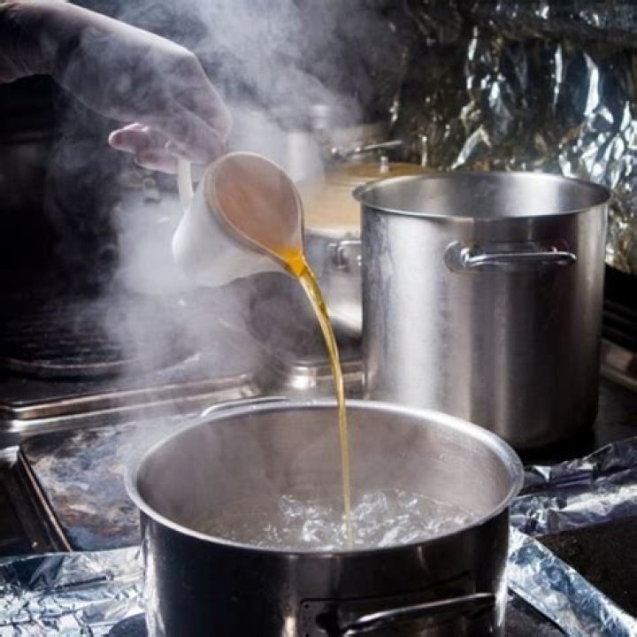 Does boiling vinegar clean the air?
