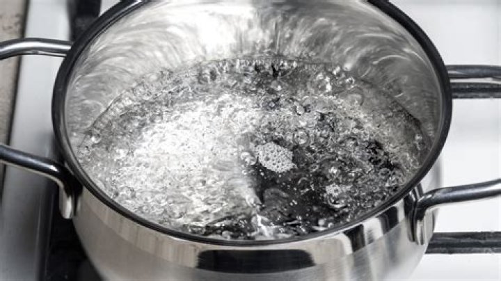 Does boiling water help with dry air?