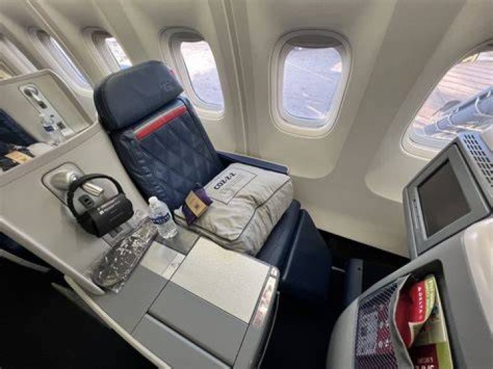 Does Delta first class give you lounge access?