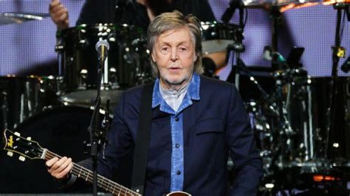 Does paul McCartney play bass with a pick?