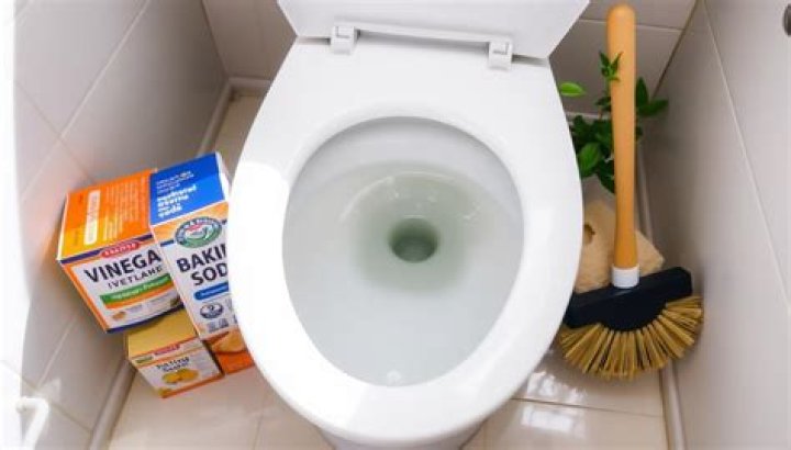 Does vinegar and baking soda remove toilet bowl stains?