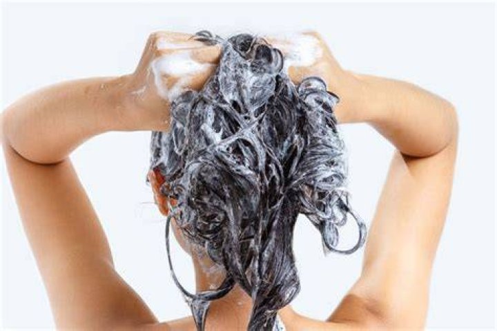 Does washing hair with baking soda damage?