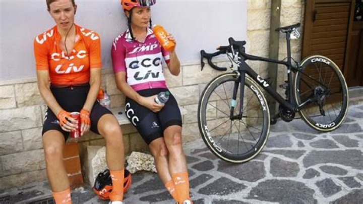 How do professional female cyclists pee during a race?
