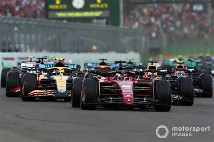 How fast do F1 cars go mph?