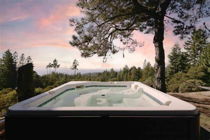 How long can you sit in a hot tub?