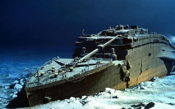 How long did Titanic take to sink to the bottom?