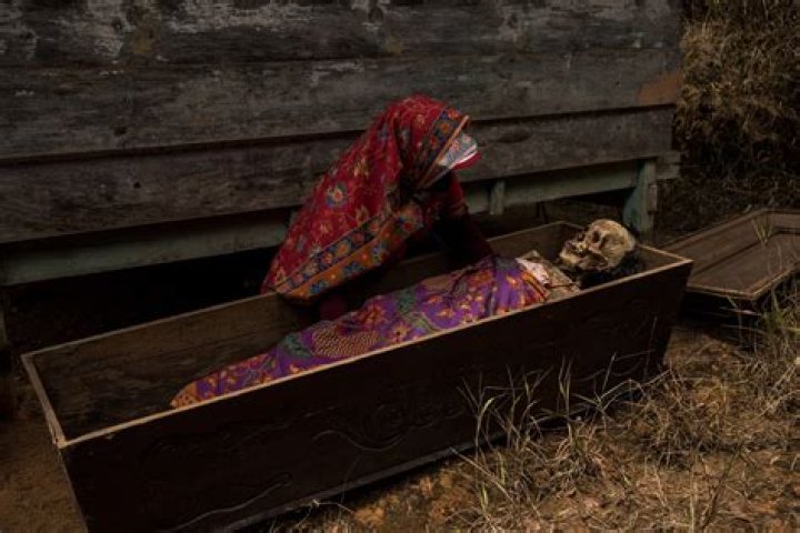 How long does a coffin last after burial?