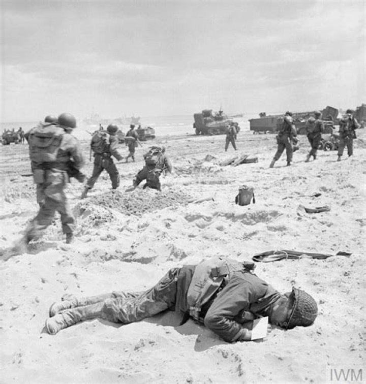 How many American soldiers died on the beaches of Normandy?