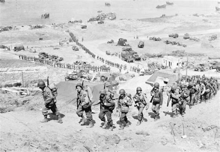 How many German soldiers defended Omaha Beach?