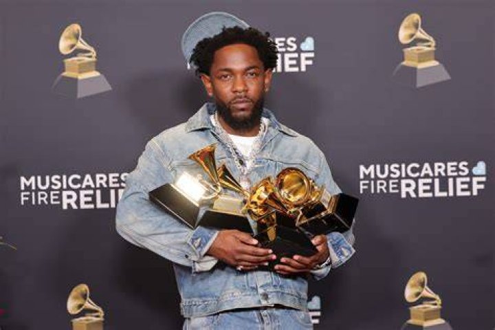 How many records has IU sold?