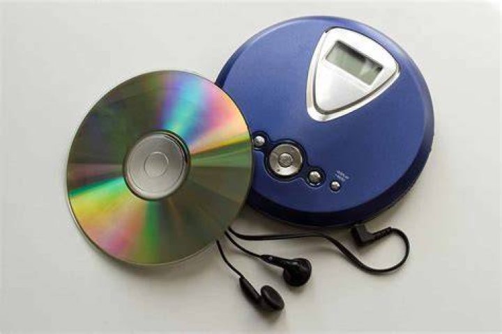 How much did a CD cost in 2000?