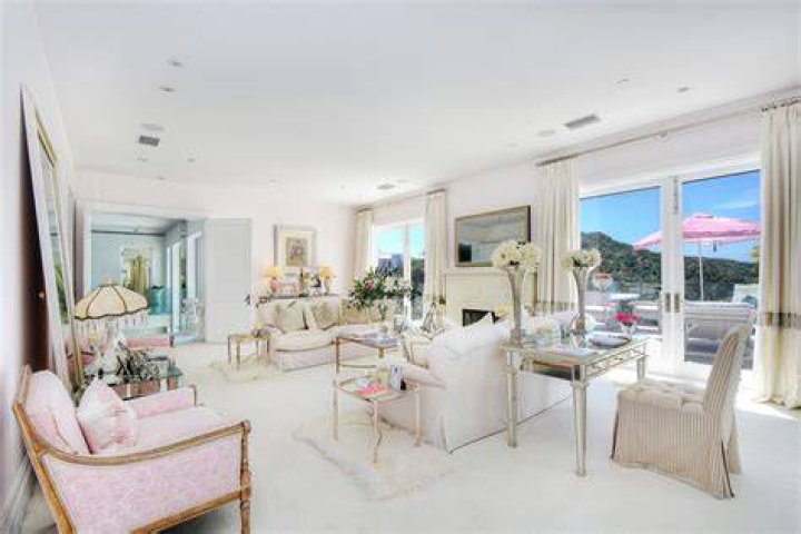 How much is Lisa Vanderpump?