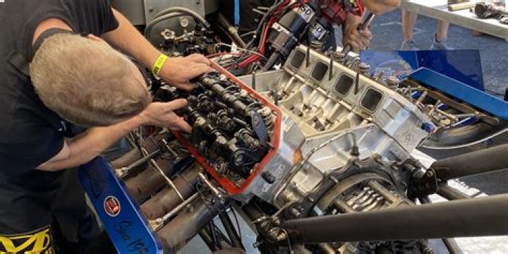 How much money does a Top Fuel driver make?