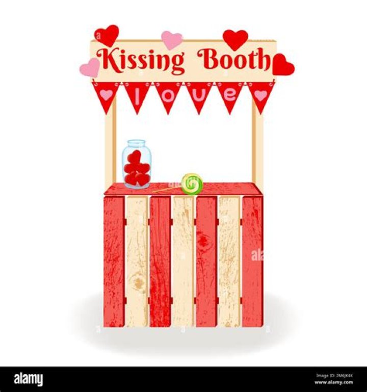 How old is Lee from The Kissing Booth?