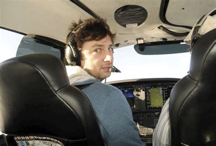 Is Angelina Jolie a pilot?