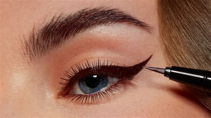 Is eyeliner Still in Style 2021?