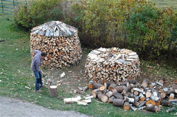 Is it better to stack or pile firewood?