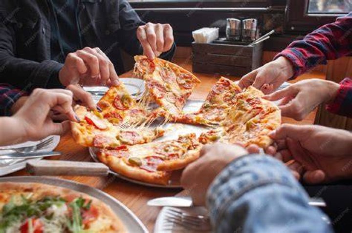 Is it OK to eat pizza with hands?