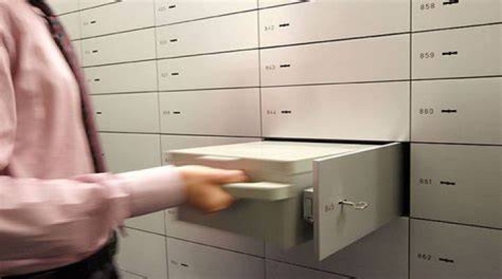 Is it safe to keep gold in locker?