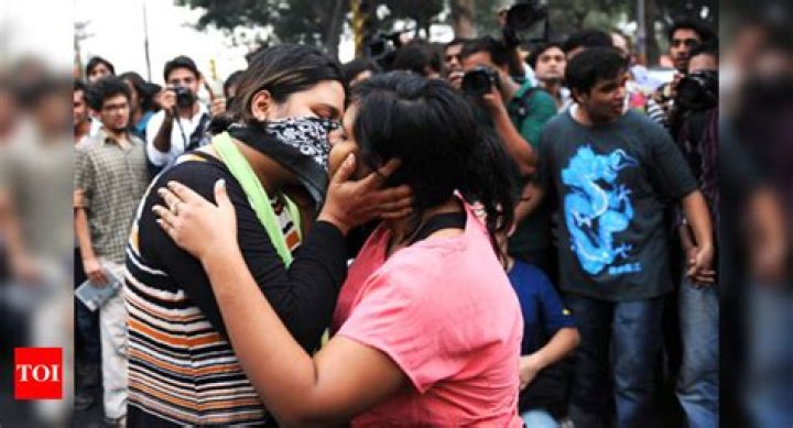 Is kissing in public illegal in India?