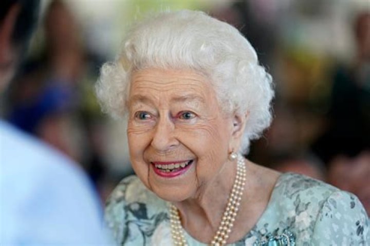 Is Queen Elizabeth left-handed?