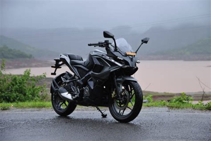 Is Rs 200 a naked bike?