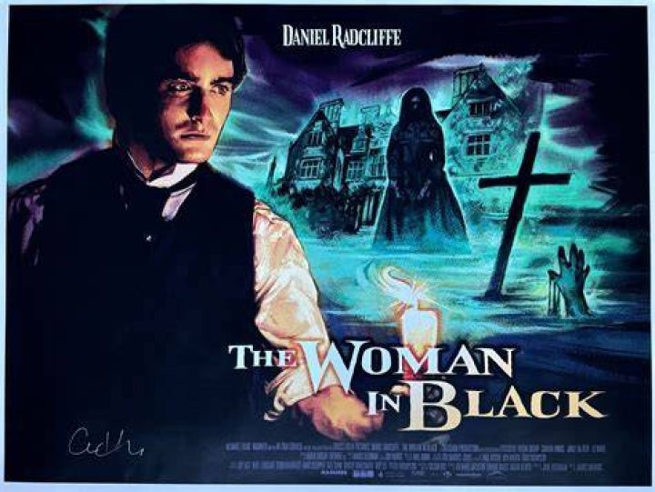 Is the woman in black a pillar?