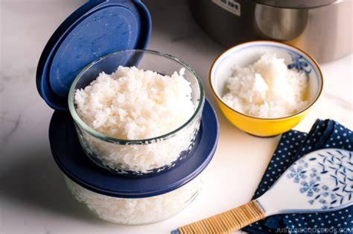 Should you let rice cool before putting fridge?