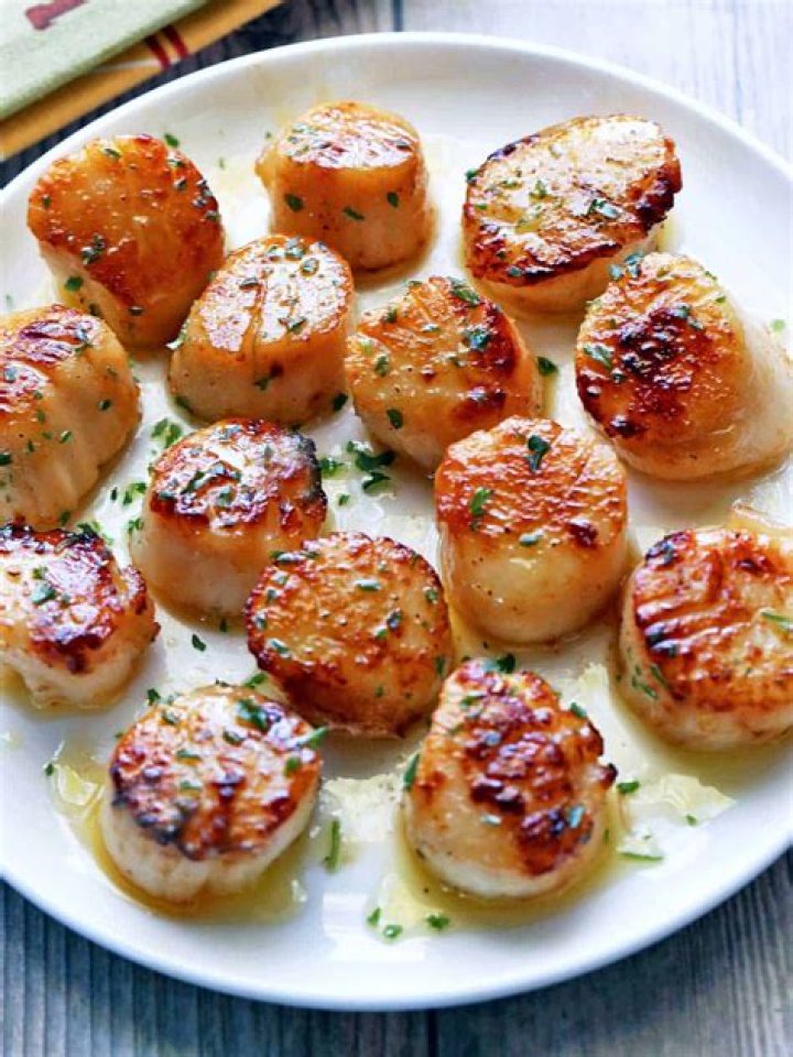 Should you rinse scallops before cooking them?