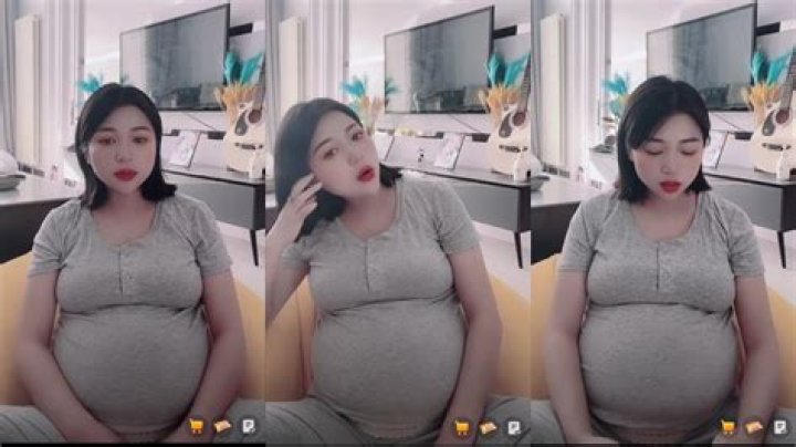 Was Elsa's mom pregnant?