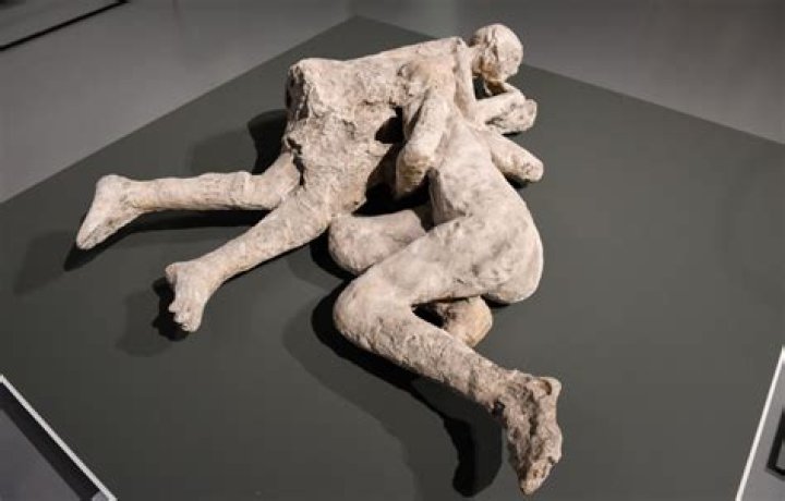 Was there a kissing couple found in Pompeii?